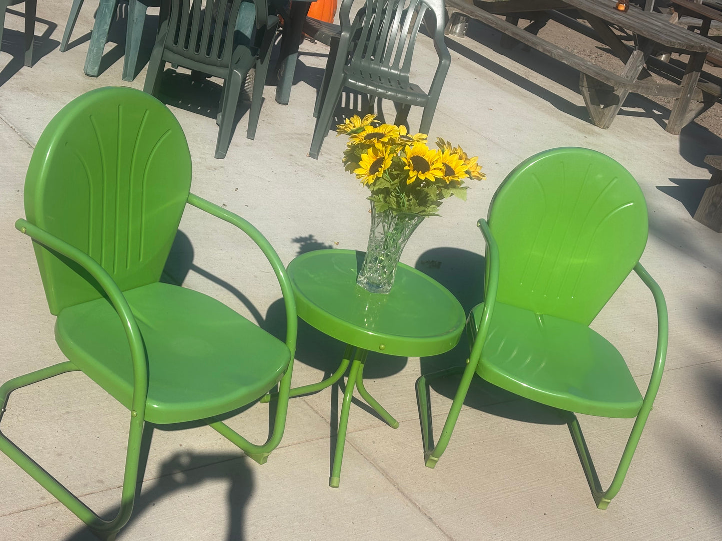 LIME GREEN PRISTINE LAWN CHAIR SET W/TABLE!