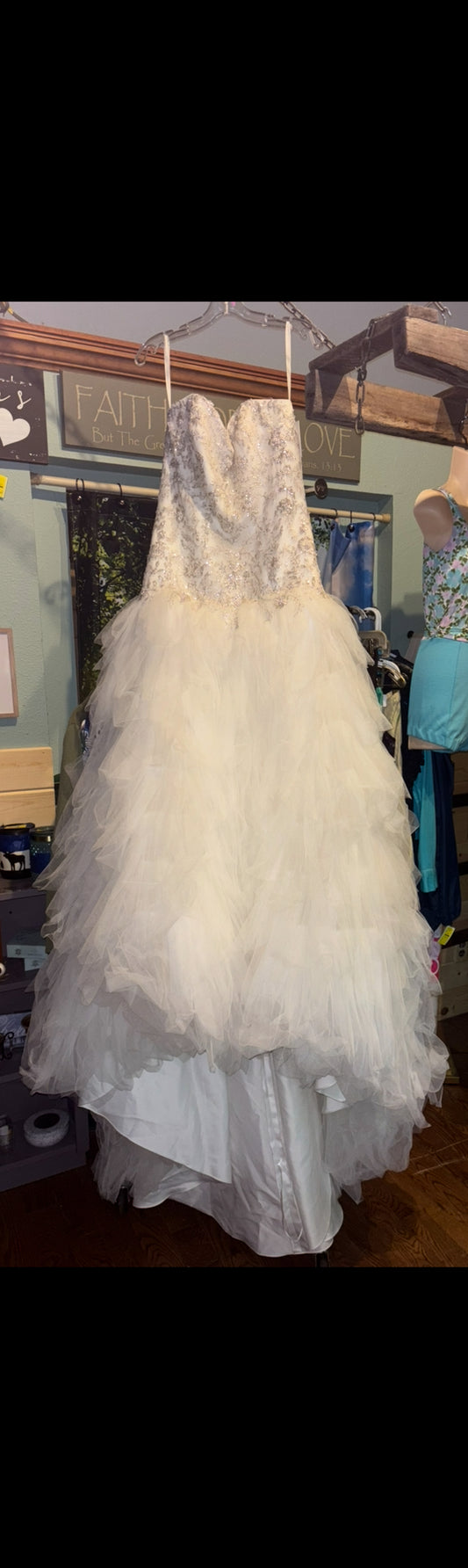 GORGEOUS NEVER WORN DAVIDS BRIDAL SZ 12