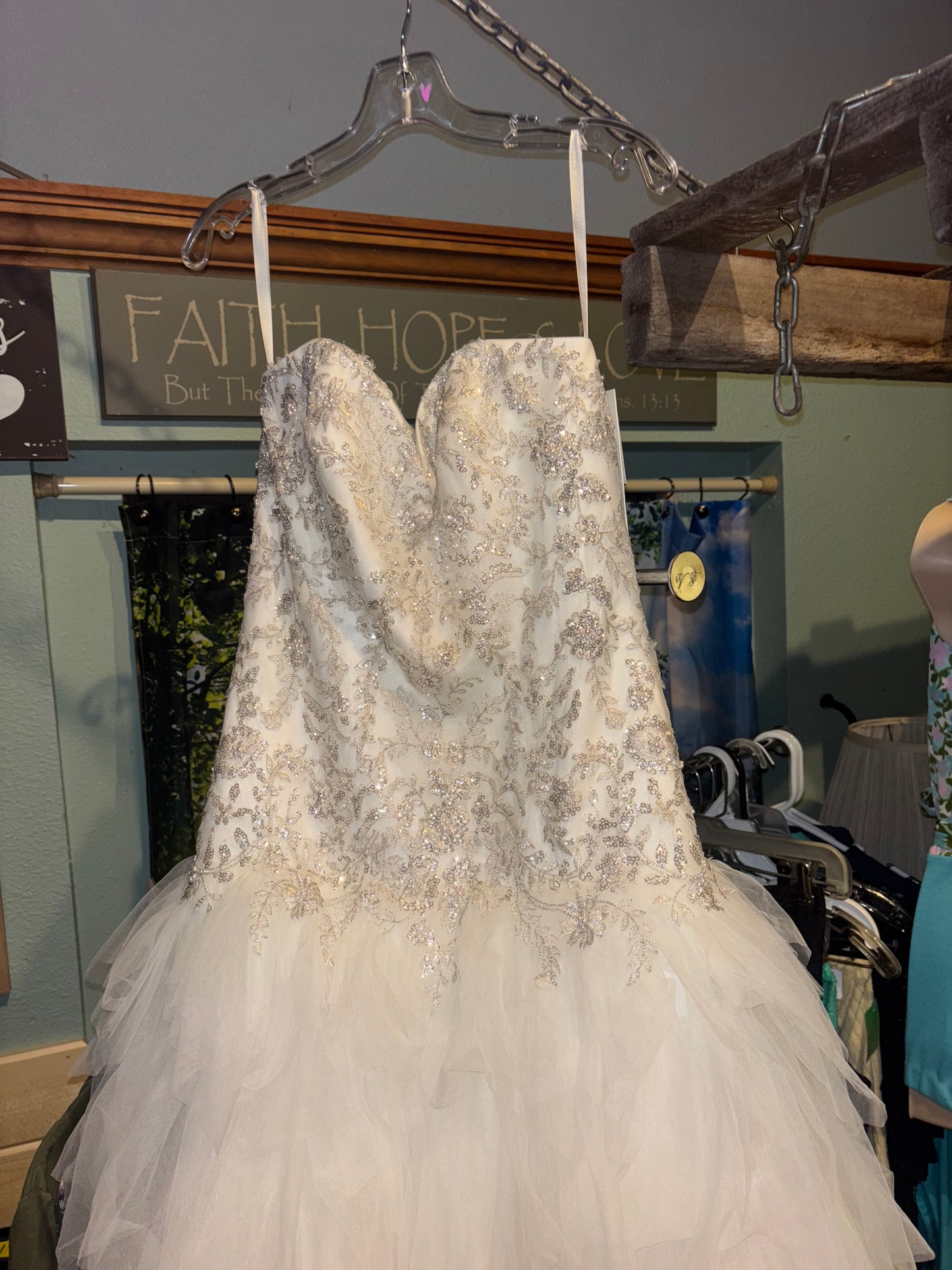 GORGEOUS NEVER WORN DAVIDS BRIDAL SZ 12