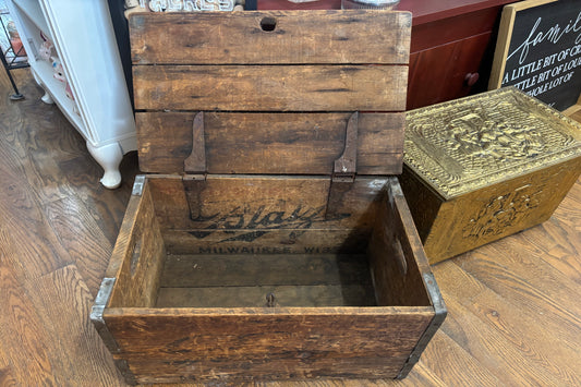 1927 BLATZ CRATE W/WORKING HARDWARE