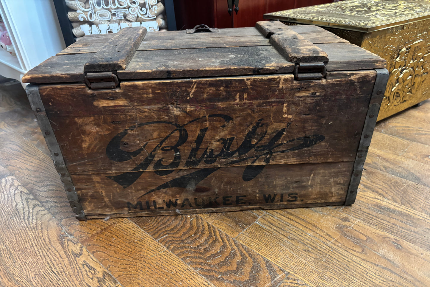 1927 BLATZ CRATE W/WORKING HARDWARE