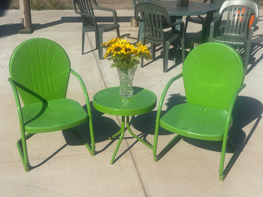 LIME GREEN PRISTINE LAWN CHAIR SET W/TABLE!