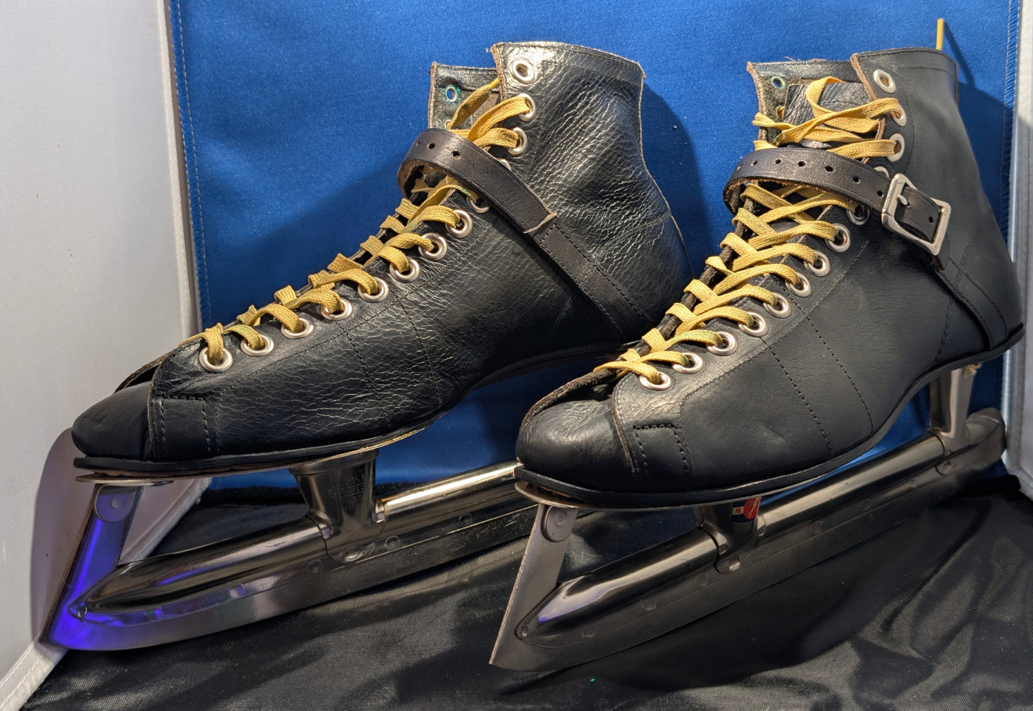 VINTAGE MINT MENS SKATES