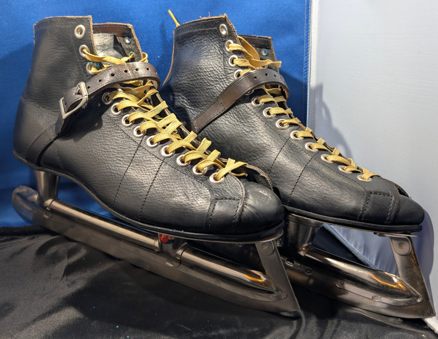 VINTAGE MINT MENS SKATES