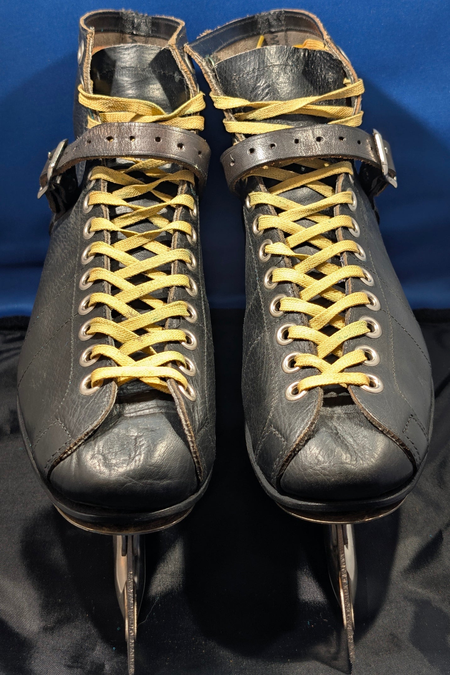 VINTAGE MINT MENS SKATES