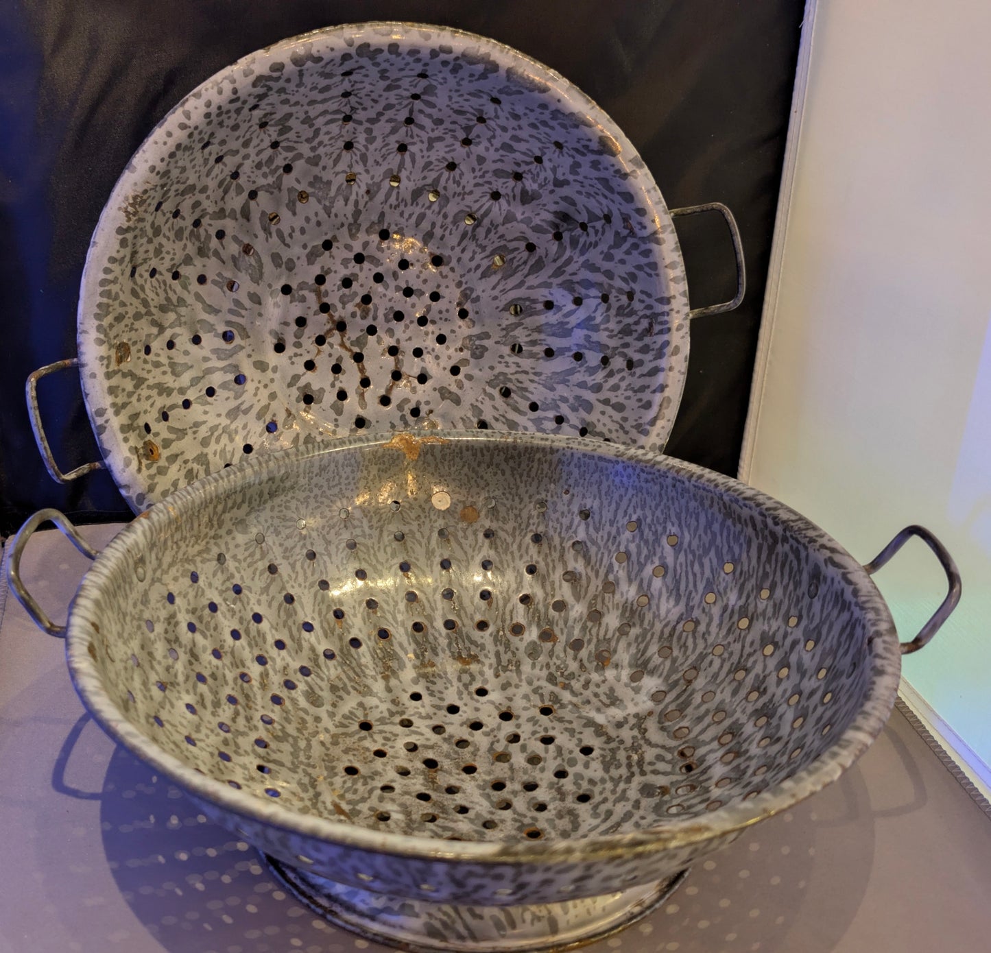 VTG GRANITEWARE COLANDERS SET/2