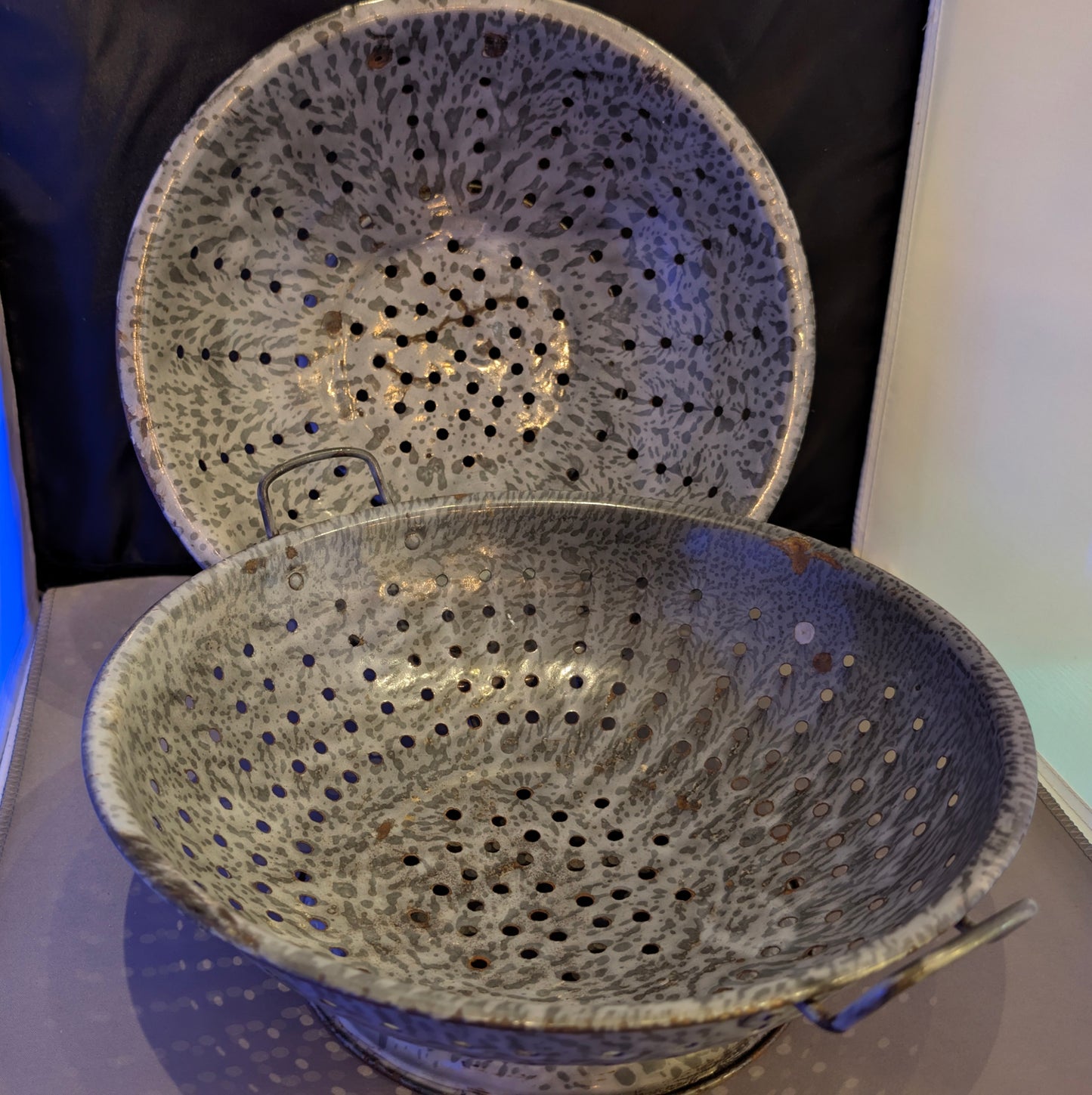 VTG GRANITEWARE COLANDERS SET/2