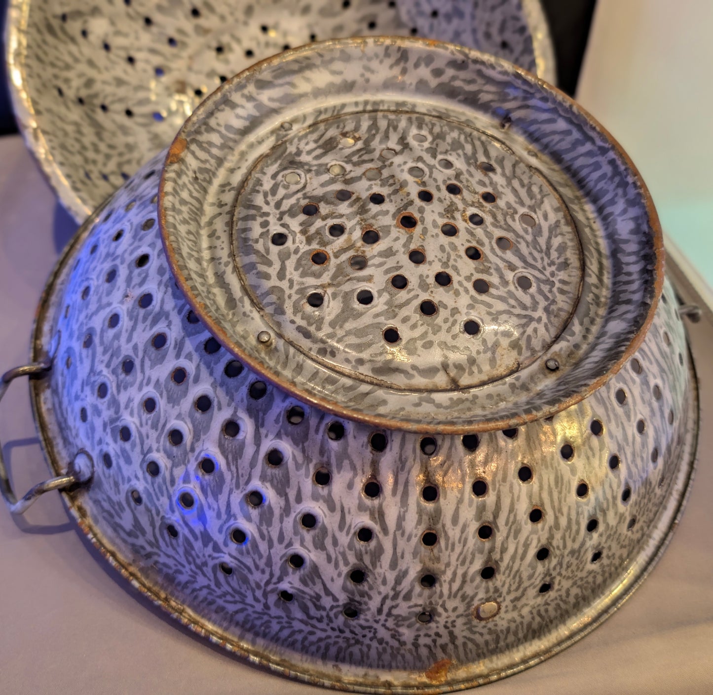 VTG GRANITEWARE COLANDERS SET/2