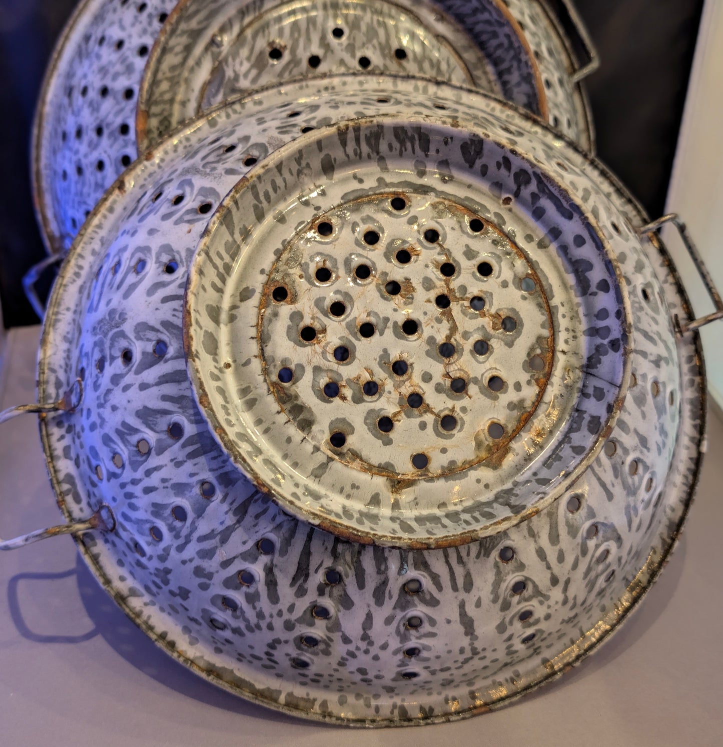 VTG GRANITEWARE COLANDERS SET/2