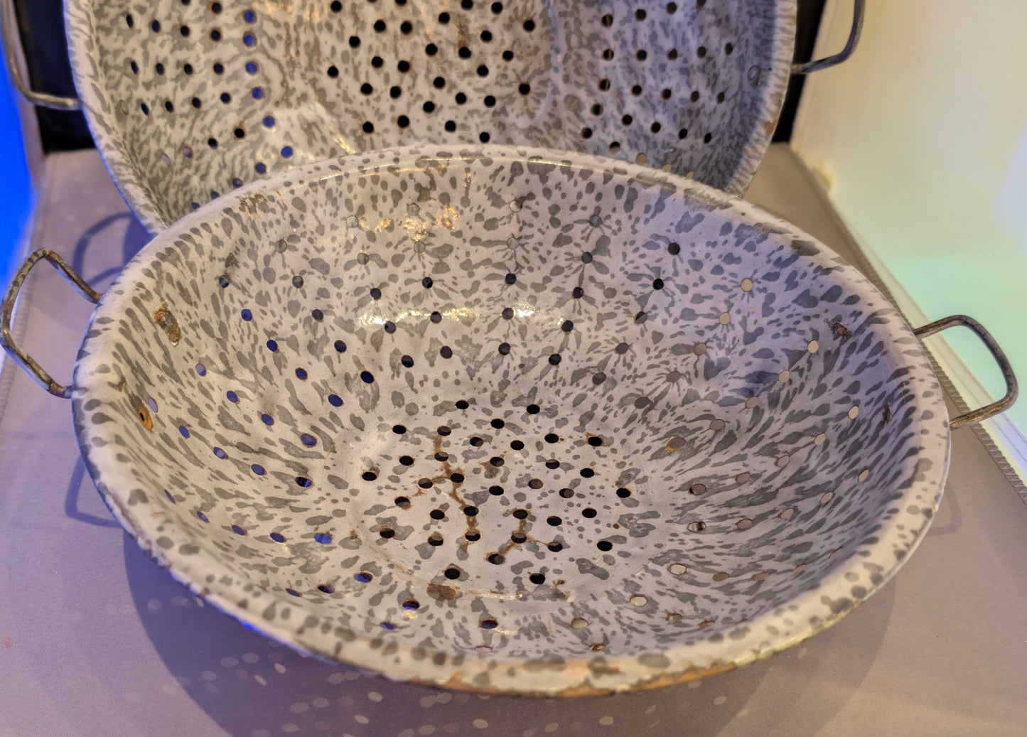 VTG GRANITEWARE COLANDERS SET/2